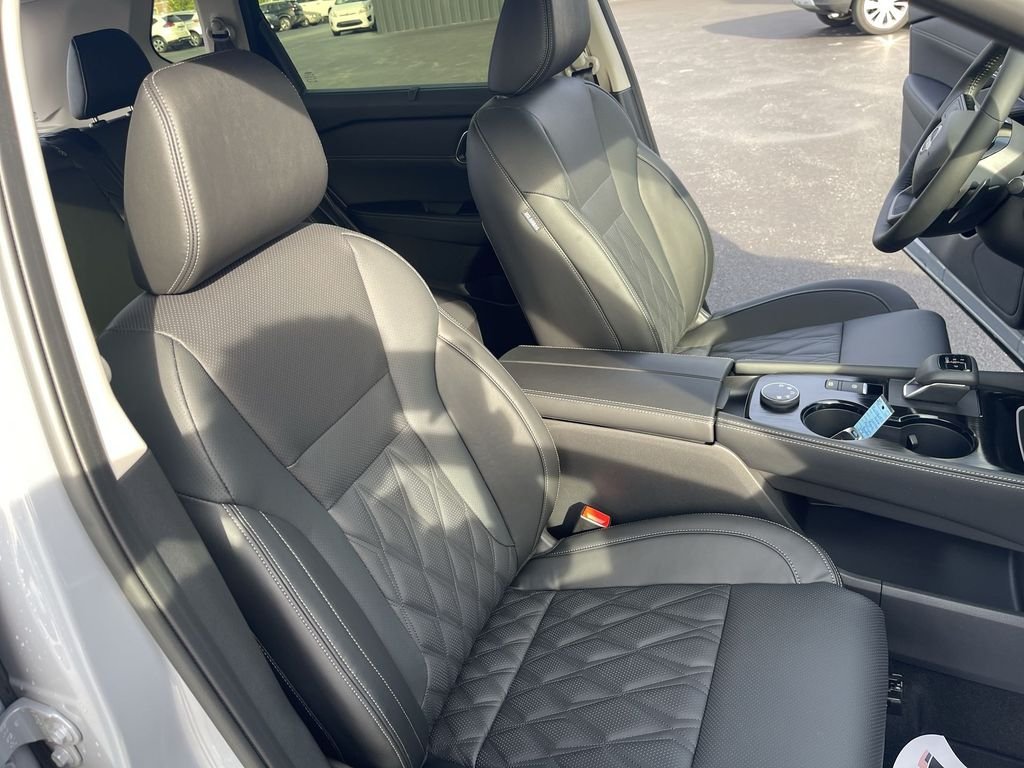 New 2026 Boulder Gray Pearl / Super Black Two-tone Nissan Platinum image 25