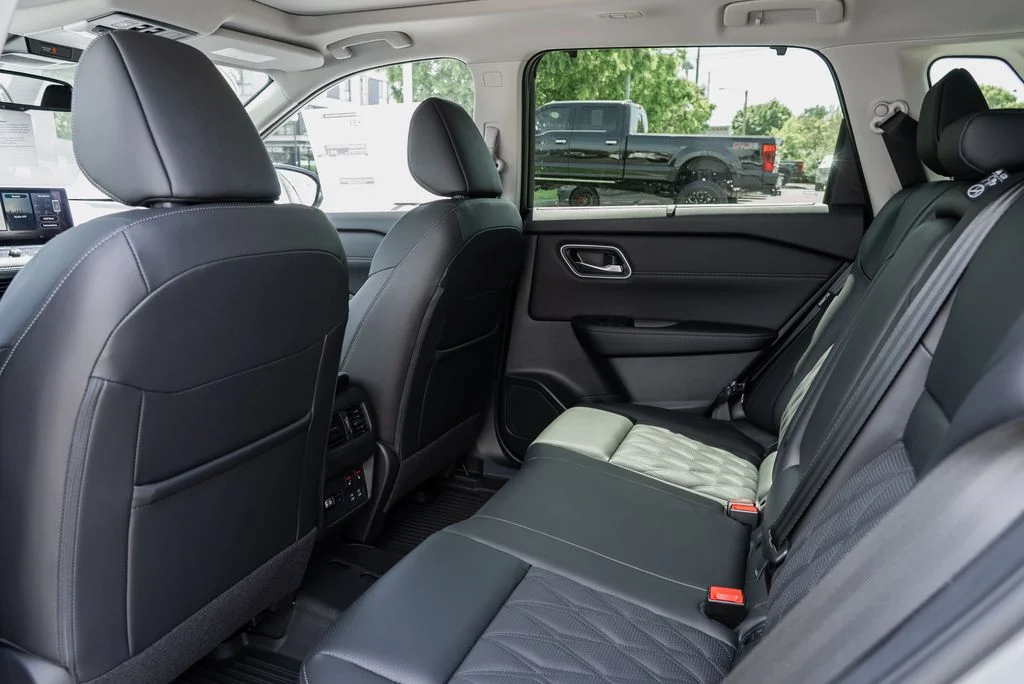 New 2026 Boulder Gray Pearl / Super Black Two-tone Nissan Platinum image 25