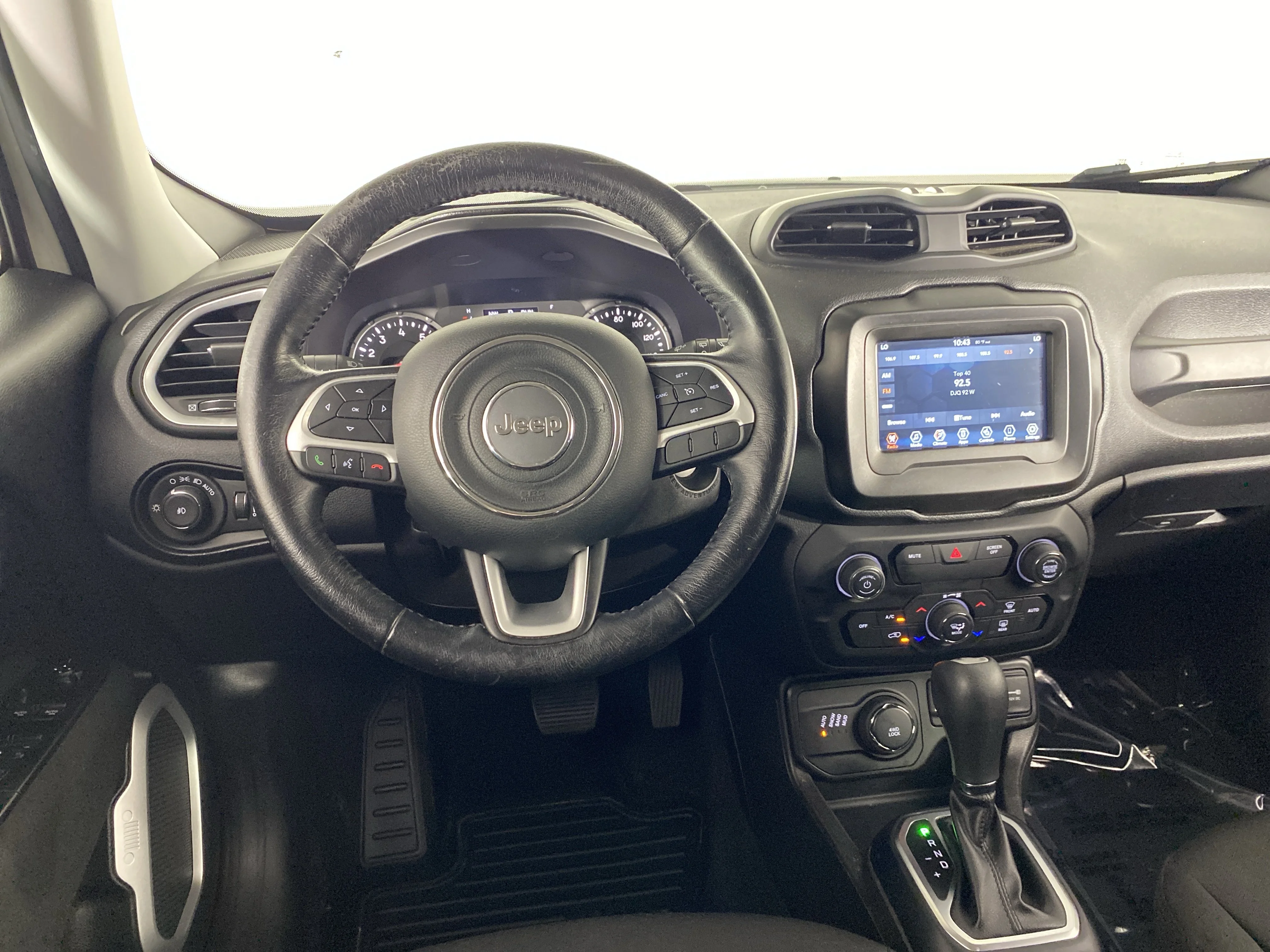 Used 2020 Alpine White Clearcoat Jeep Latitude image 20