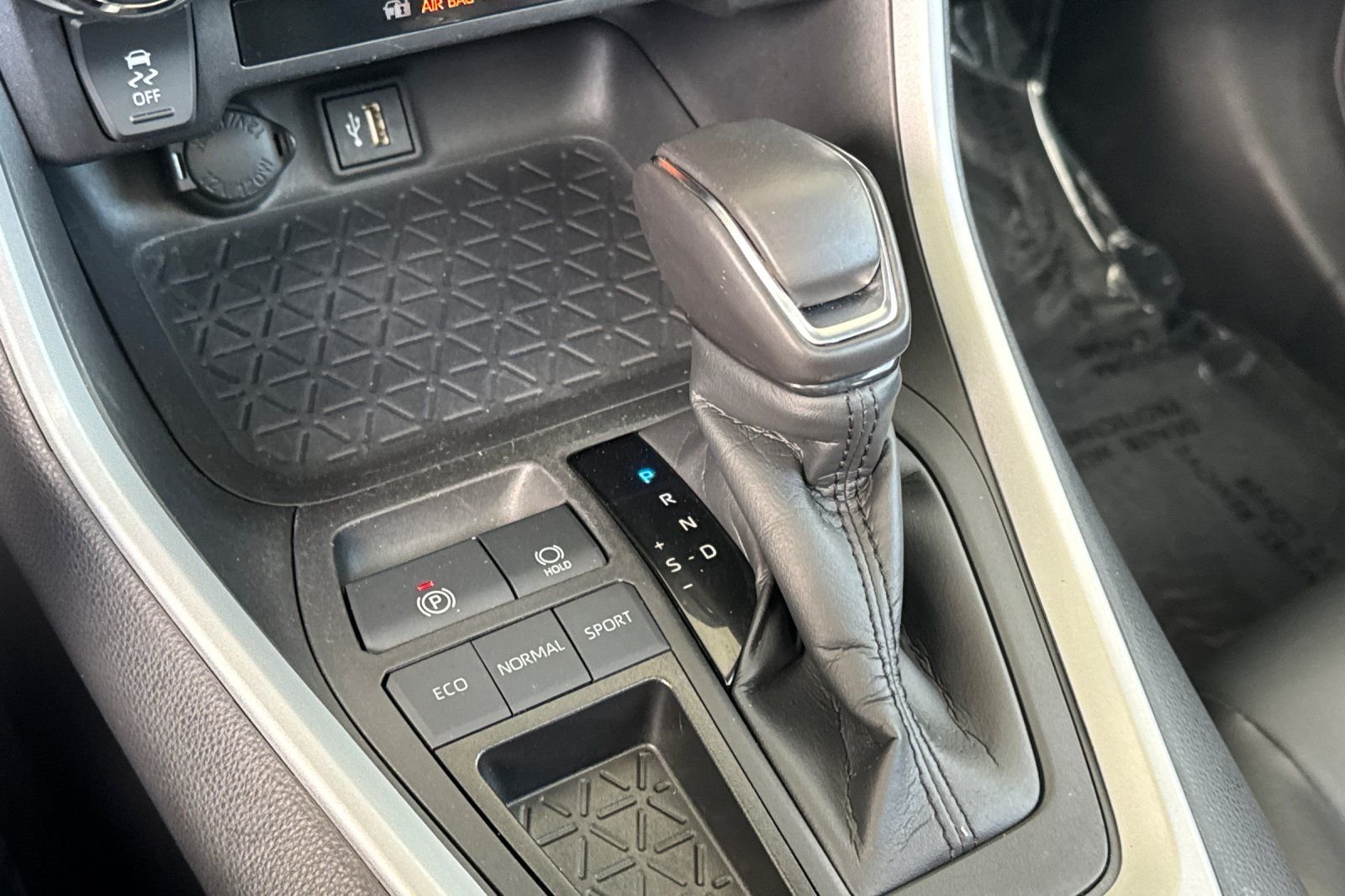 Certified Used 2023  Toyota XLE Premium image 28