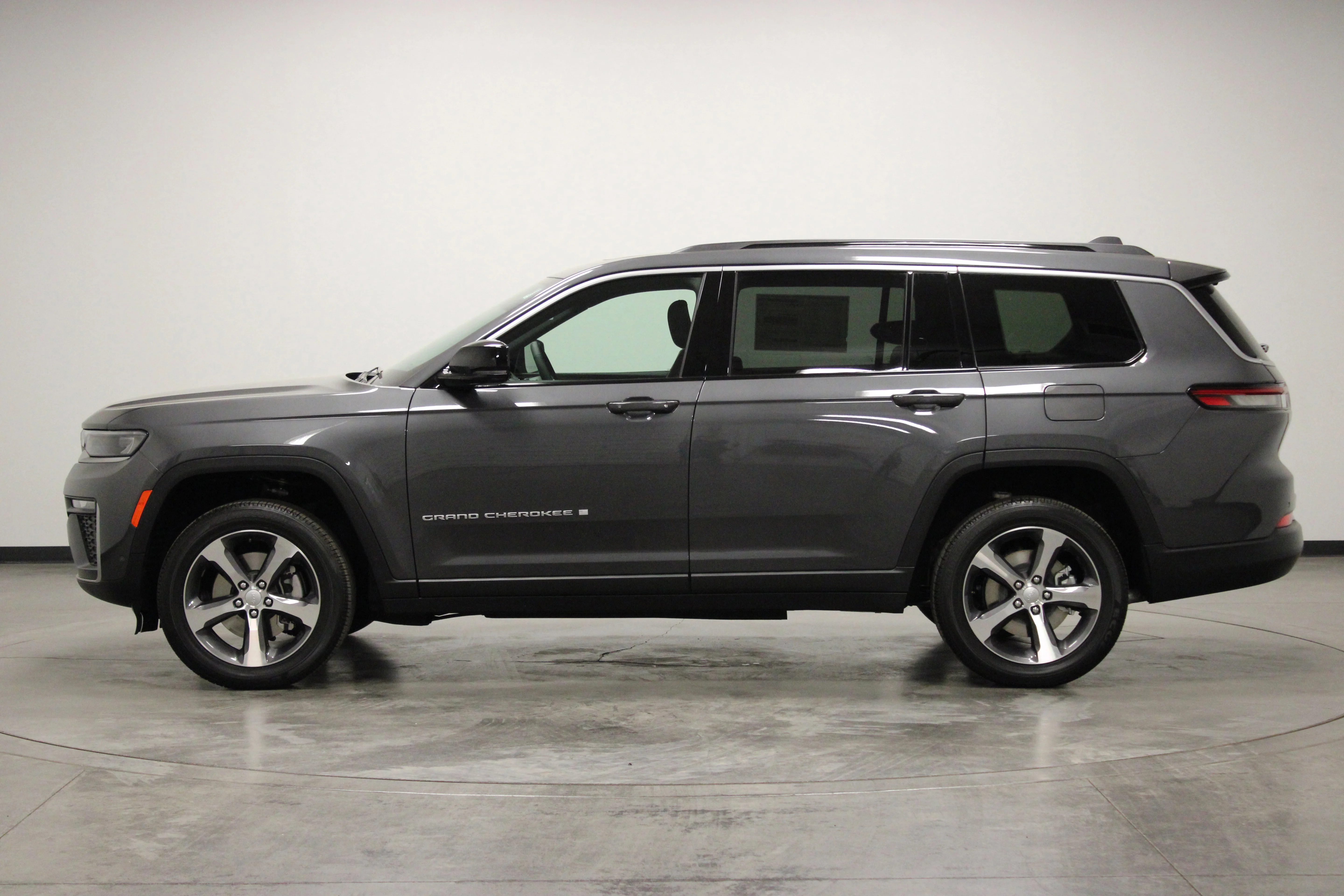 New 2026 Baltic Gray Metallic Clear-Coat Exterior Paint Jeep Limited image 5