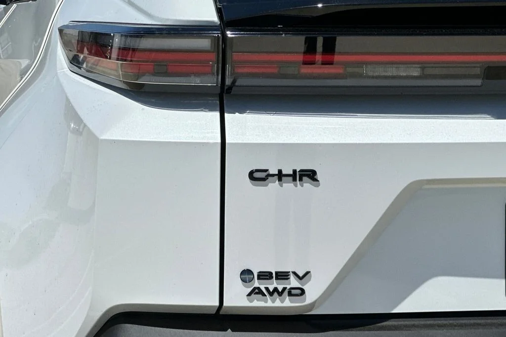 New 2026 Wind Chill Pearl <sup>1</sup> Toyota  SE image 25