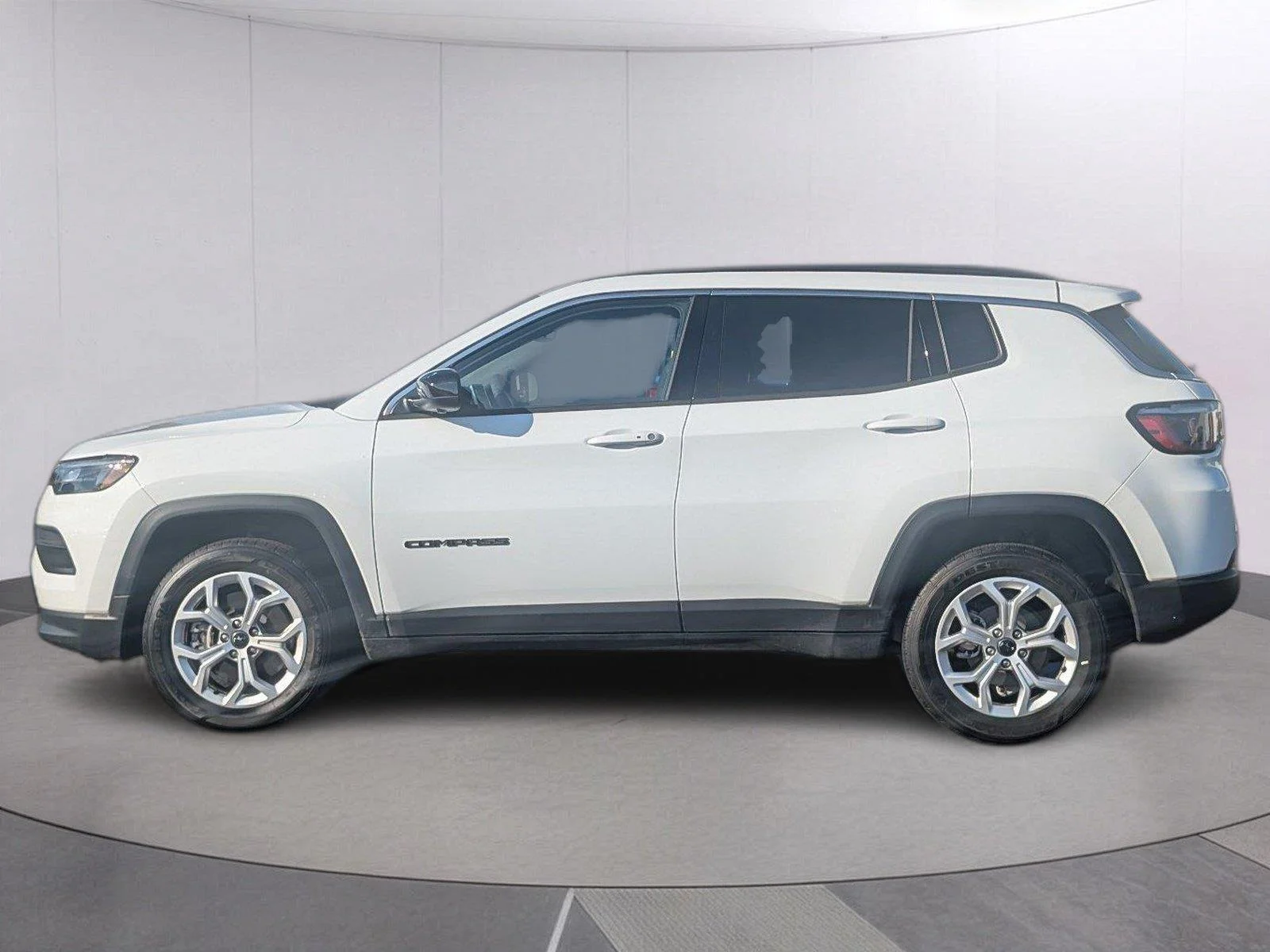 Used 2025 Bright White Clearcoat Jeep Latitude image 2