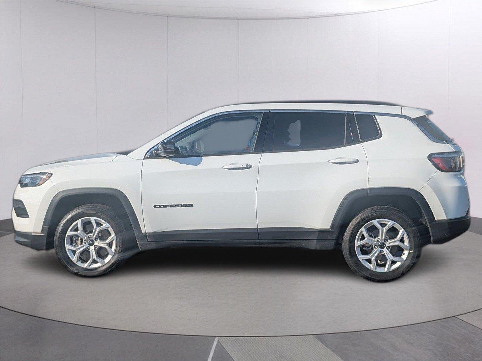 Used 2025 Bright White Clearcoat Jeep Latitude image 2
