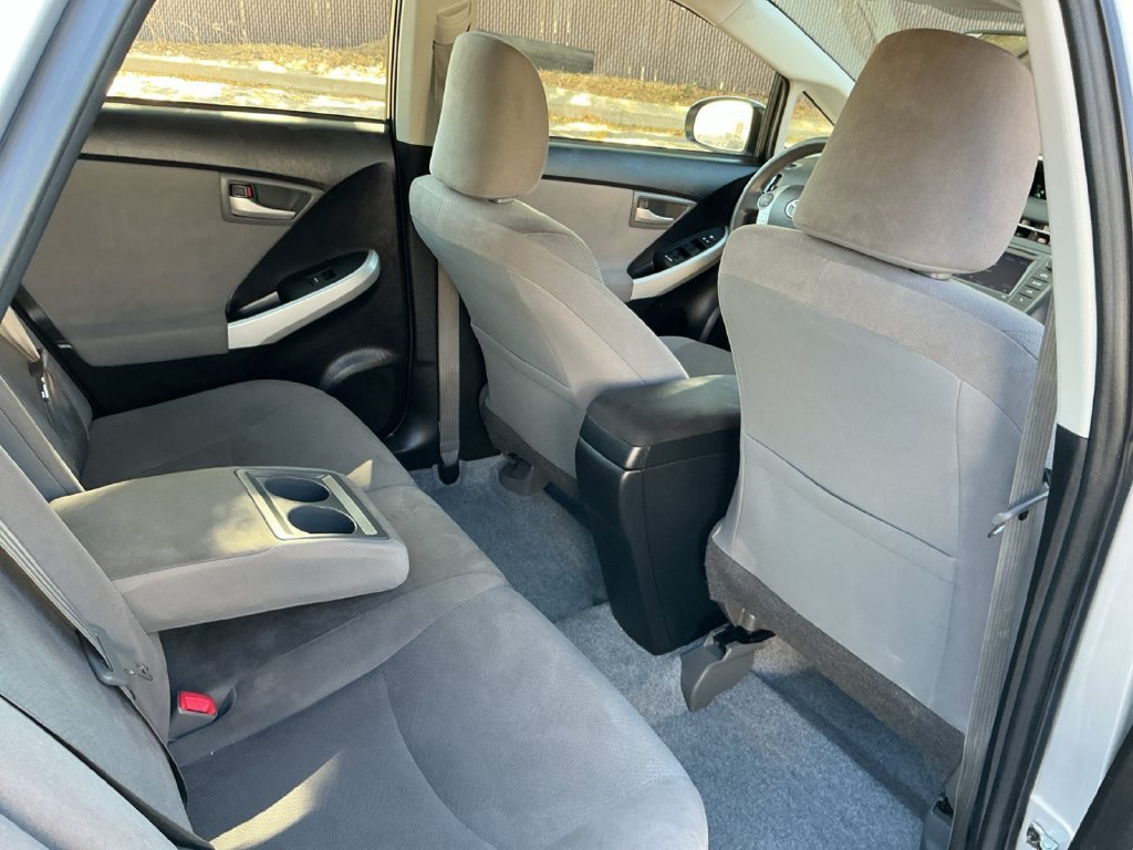 Used 2015 Silver Toyota Three image 32