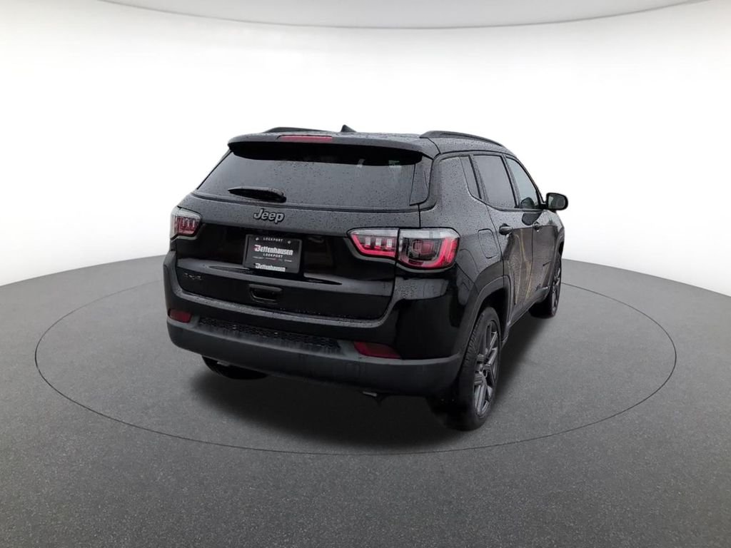 New 2026 Diamond Black Crystal Pearl-Coat Exterior Paint Jeep Latitude image 7