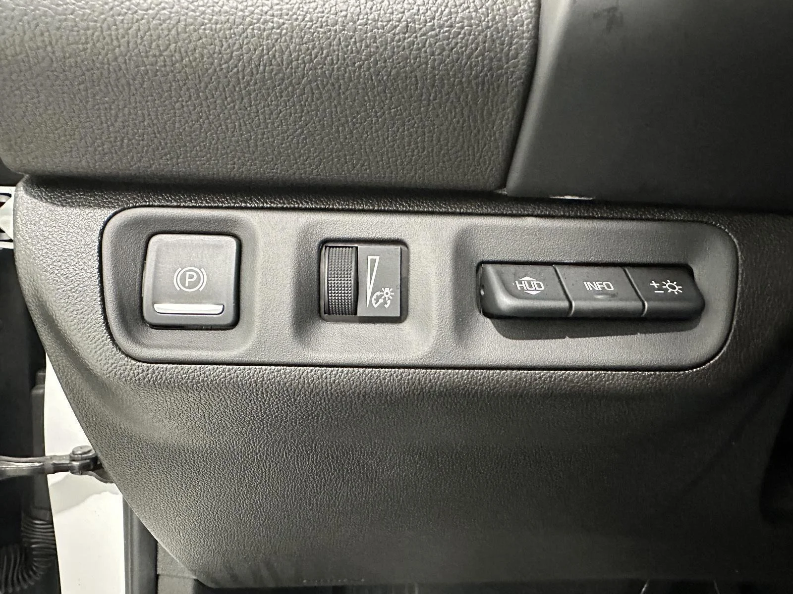 Used 2021 WHITE FROST TRICOAT GMC Denali image 17