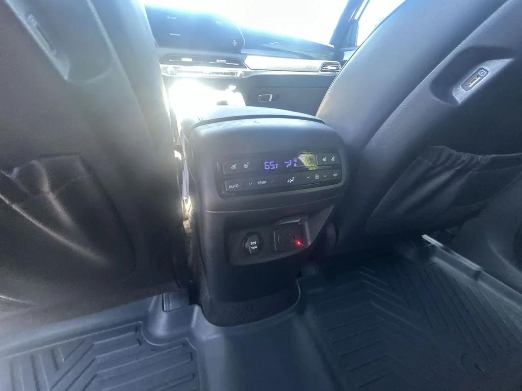 Used 2022 White Hyundai Calligraphy image 14