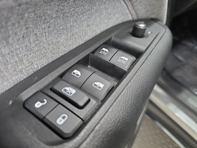 Used 2022 Silver Jeep Latitude Lux image 26
