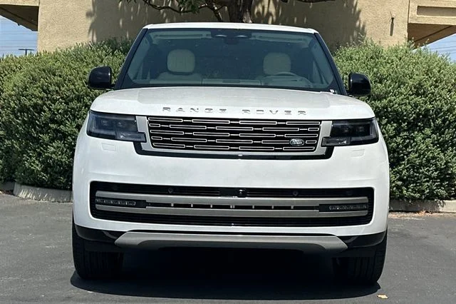 New 2026 Ostuni Pearl White Land Rover SE image 8
