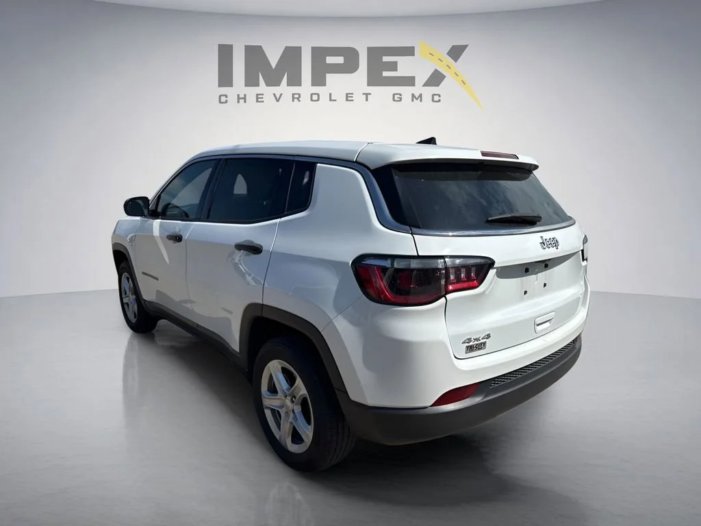 Used 2024  Jeep Sport image 2