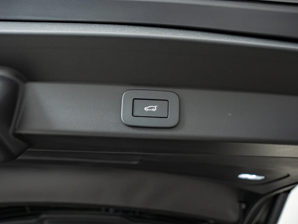 New 2026 Carpathian Gray Premium Metallic Land Rover Dynamic SE image 38