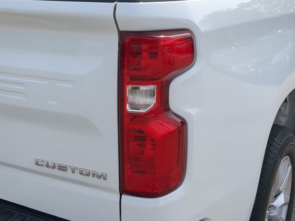 Used 2023 White Chevrolet Custom image 8