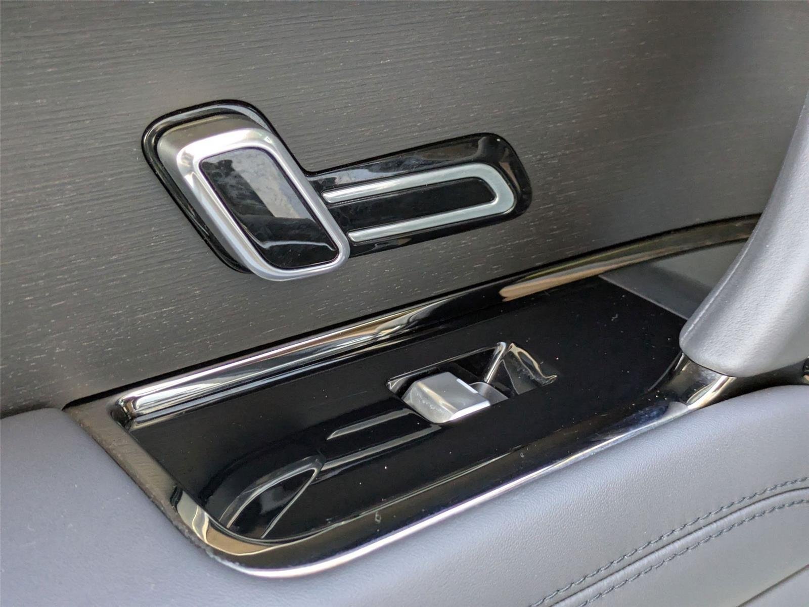 Used 2023 Fuji White Land Rover SE Dynamic image 27