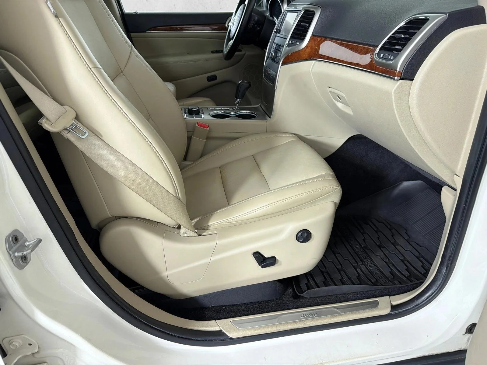 Used 2011 White Jeep Limited image 15
