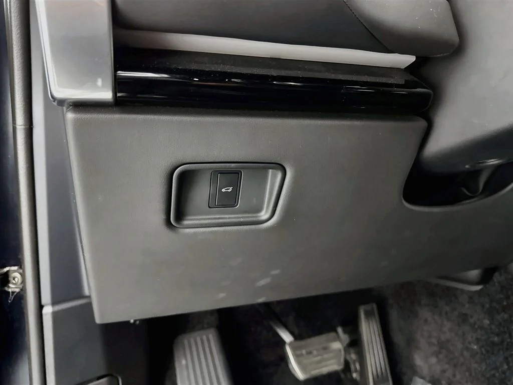 Used 2023 Black Land Rover SE image 10