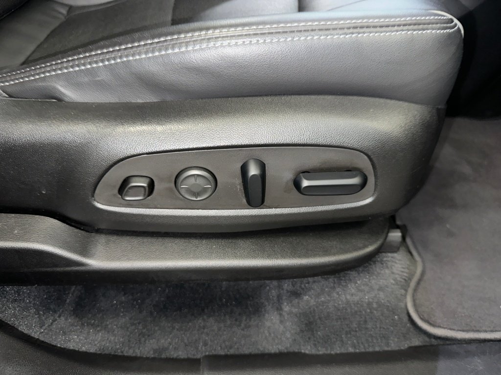Used 2021 White Frost Tricoat Buick Avenir image 37