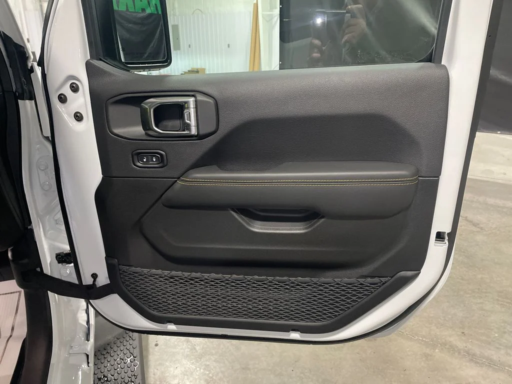 New 2026 Bright White Clear-Coat Exterior Paint Jeep Sahara image 35