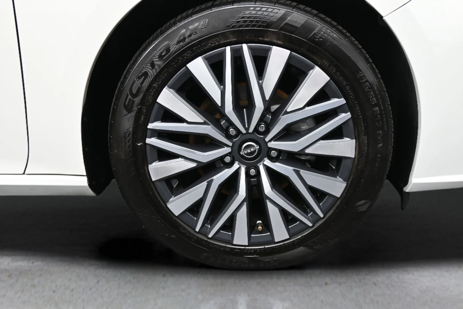 Used 2025 White Nissan 2.5 SV image 18