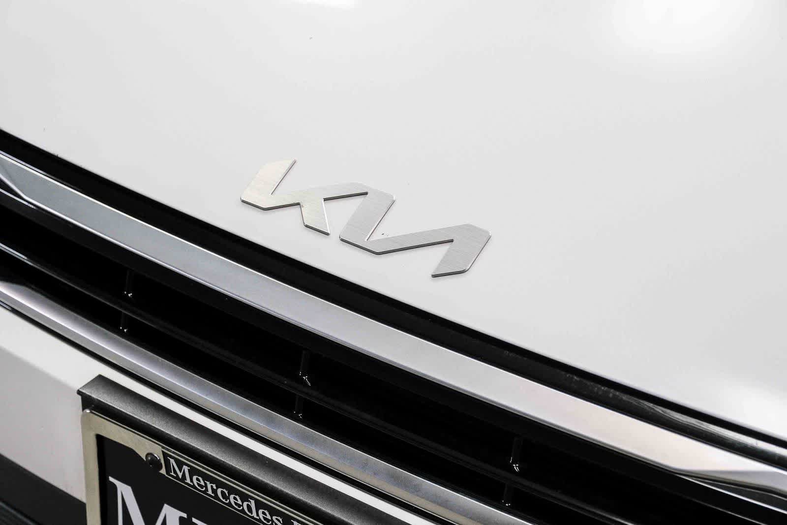 Used 2025 Snow White Pearl Kia EX image 14