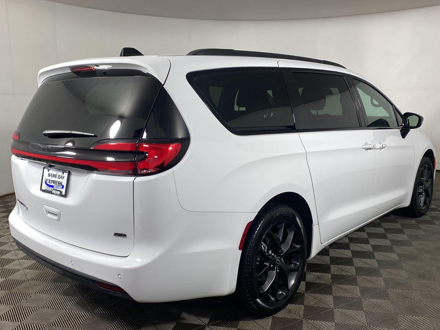 Used 2026 Bright White Clearcoat Chrysler Select AWD image 3
