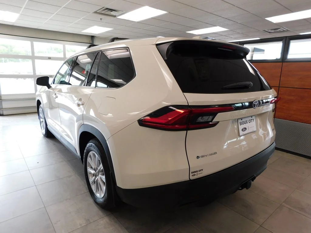 Used 2024 Cream Toyota XLE image 7