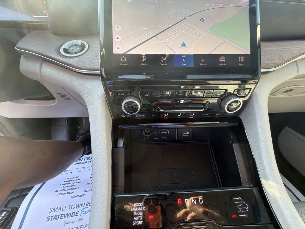 Used 2022 White Jeep Summit 4xe image 19