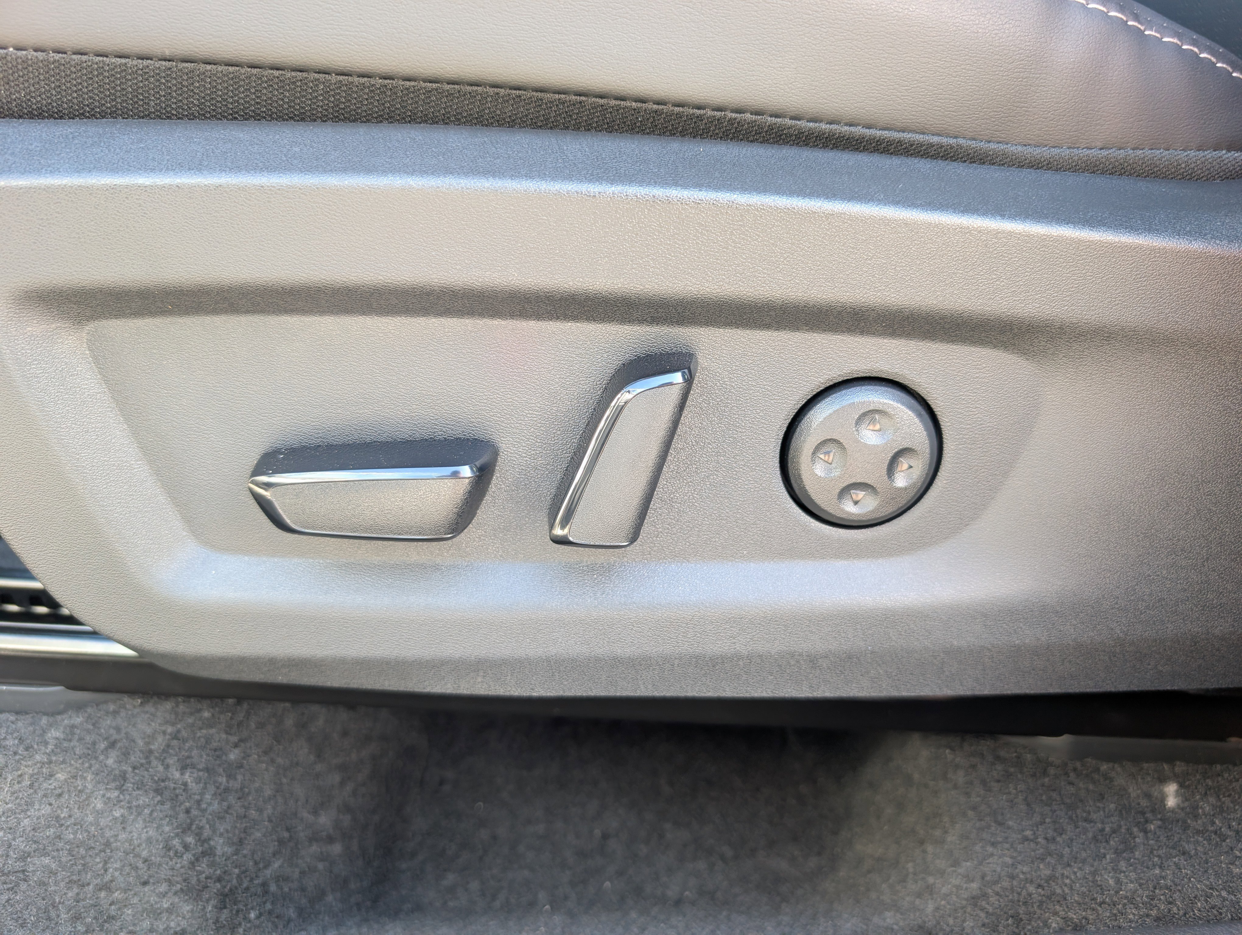 New 2026 Champagne Silver Metallic Nissan Platinum image 12