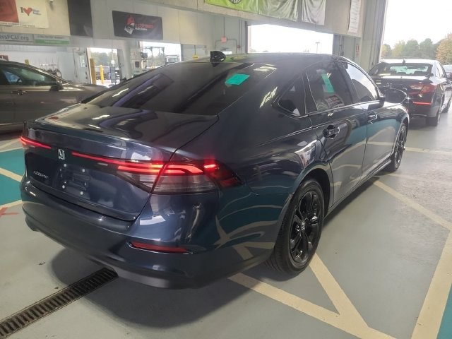 Certified Used 2025 Canyon River Blue Met Honda SE image 4