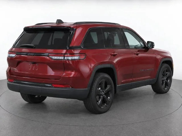 Used 2025 Velvet Red Pearlcoat Jeep Laredo image 3