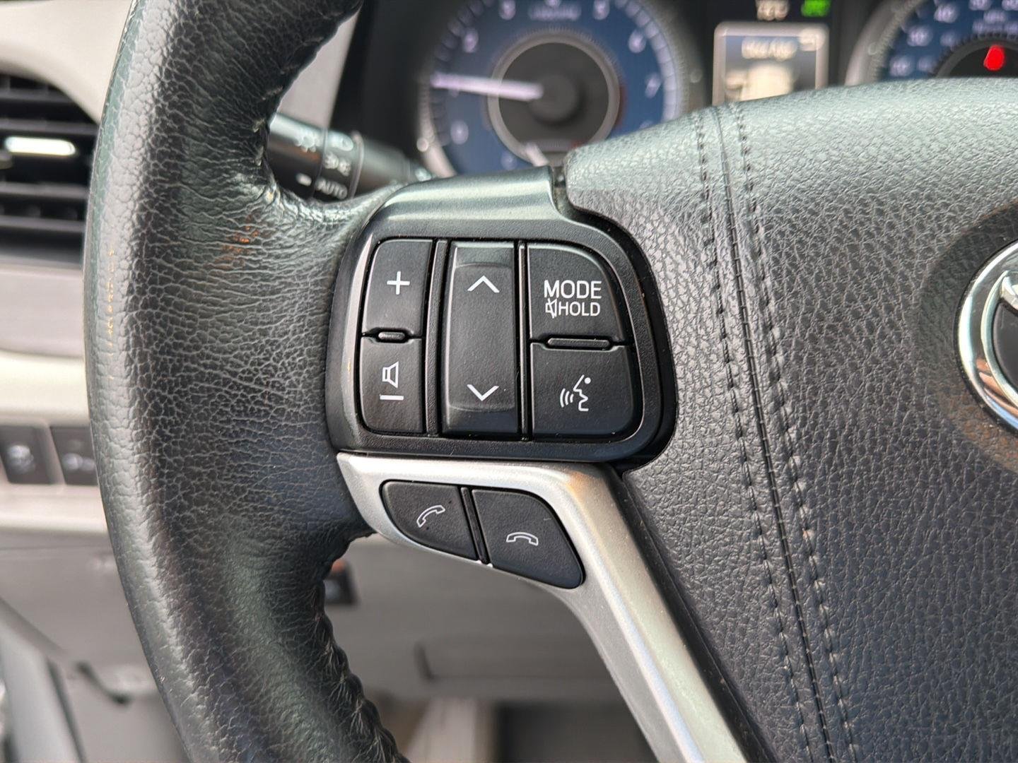 Used 2019 Celestial Silver Metallic Toyota XLE Premium 8-Passenger image 19