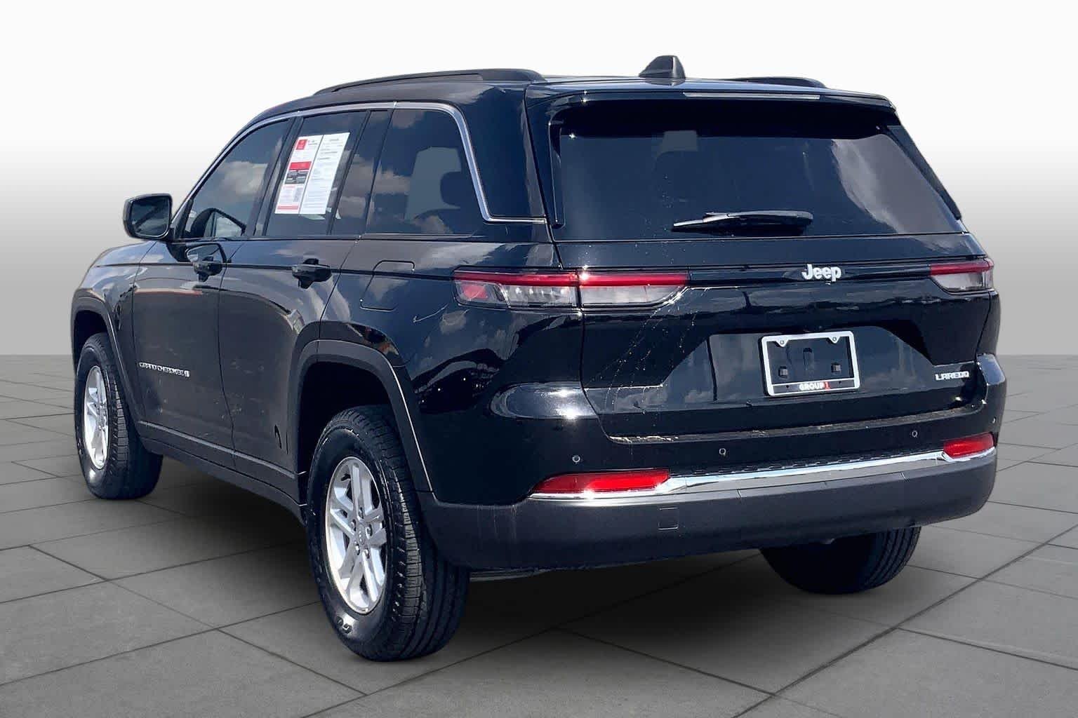 Used 2024 Diamond Black Crystal Pearlcoat Jeep Laredo image 12