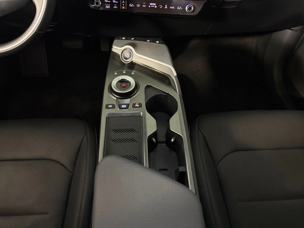 Used 2024 Steel Gray Kia Wind image 16