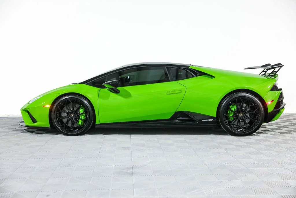 Used 2021 Green Lamborghini Base image 14