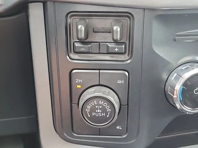 Used 2025 Silver Ford XLT image 30