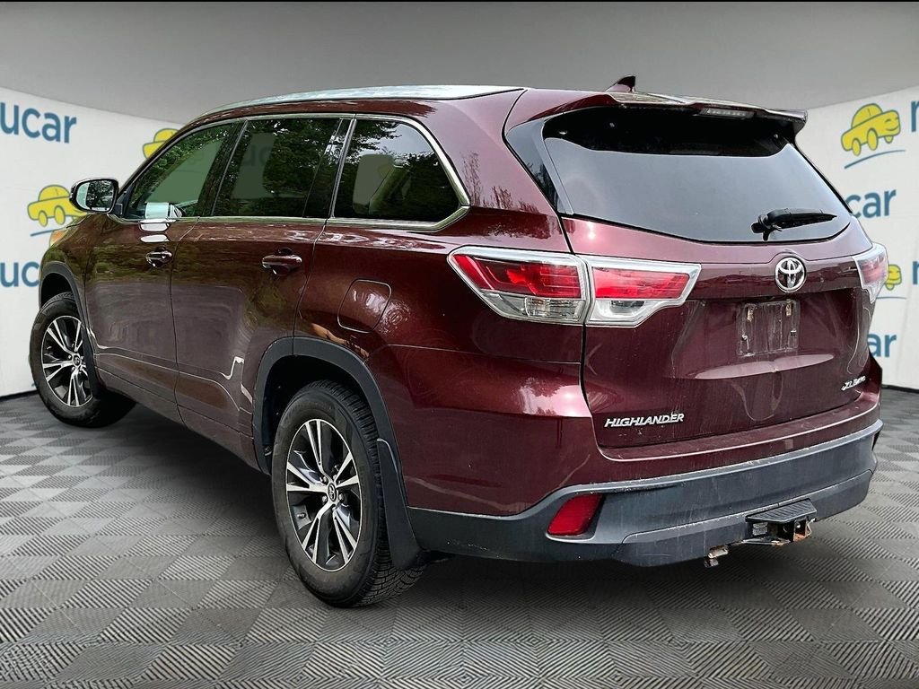 Used 2016 Red Toyota XLE V6 image 3