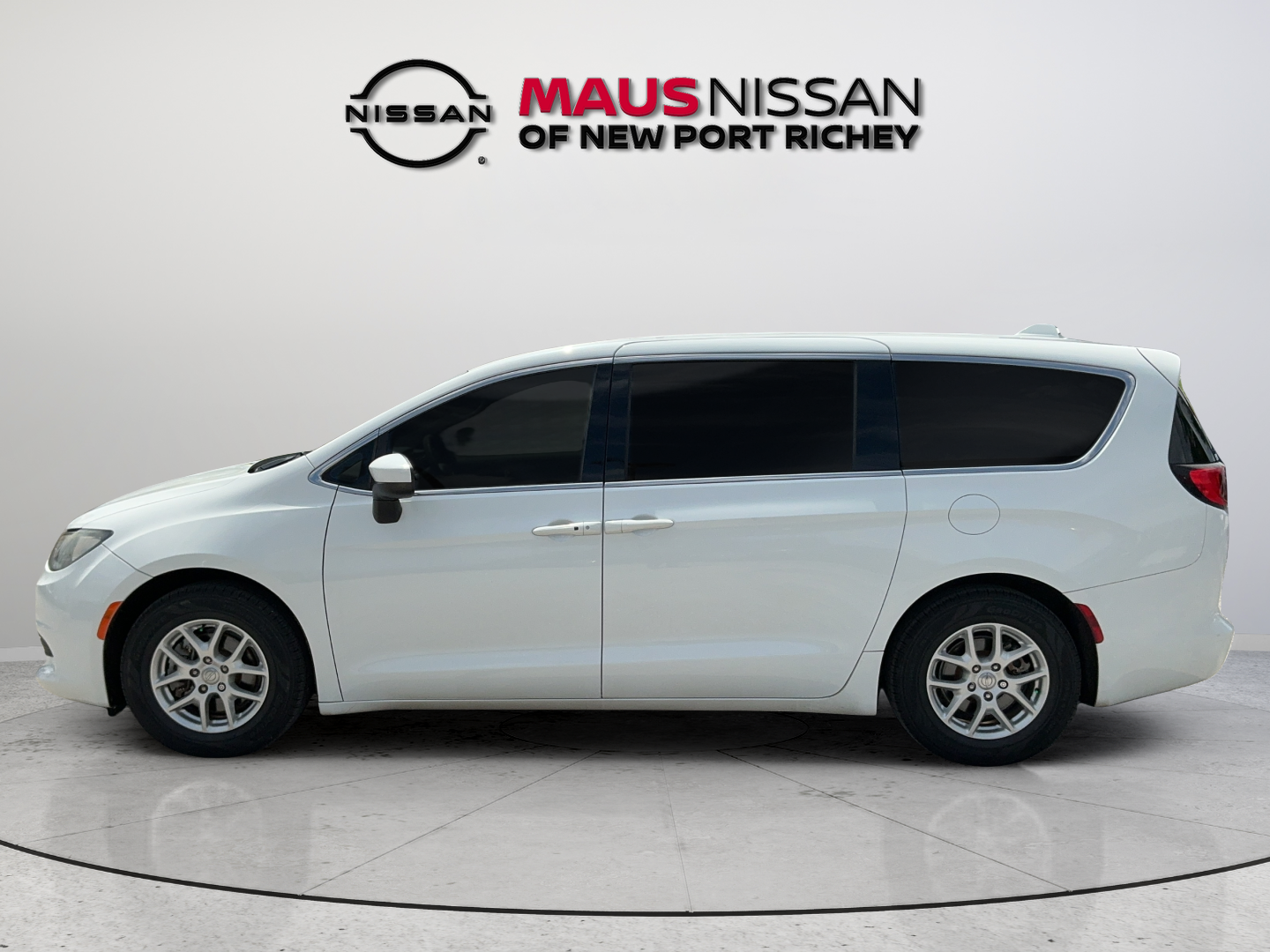 Used 2019 White Chrysler LX image 5