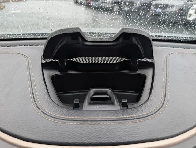 Used 2018 Silver Jeep Latitude image 17