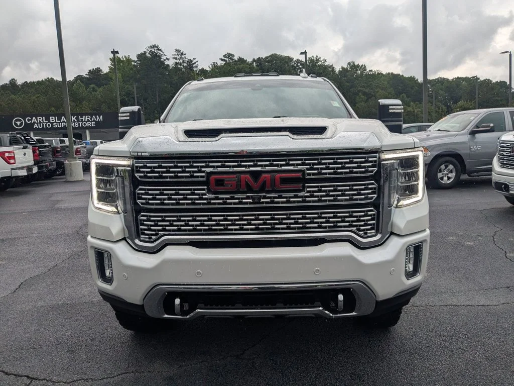 Used 2022 White Frost Tricoat GMC Denali image 2