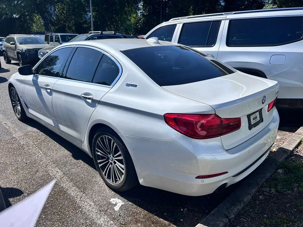 Used 2018 White BMW 530e xDrive iPerformance image 2