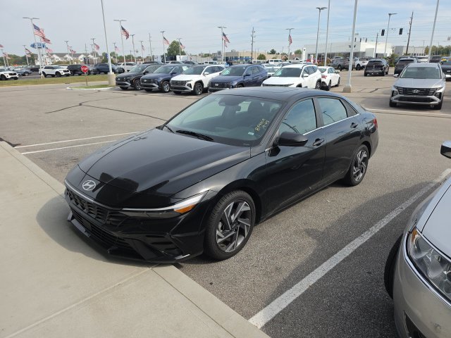 Used 2025 Black Hyundai SEL Convenience image 2