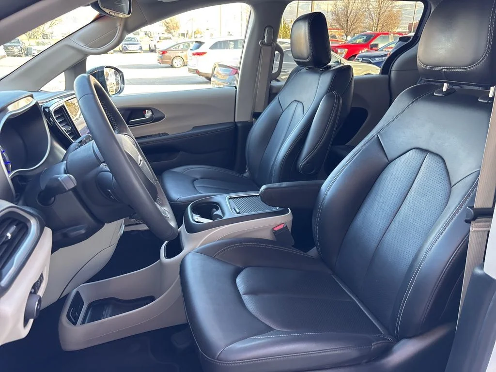 Used 2024 White Chrysler Select image 9