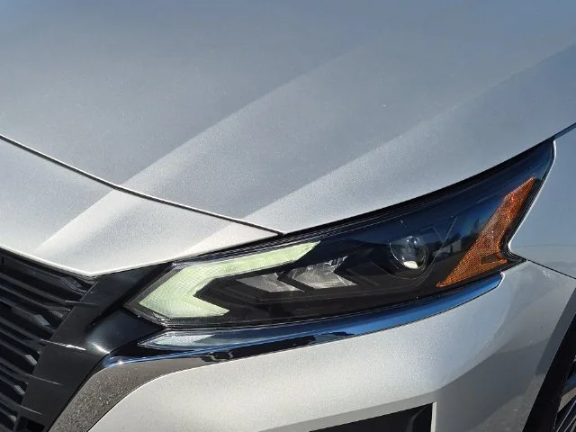 Used 2025 Silver Nissan 2.5 SV image 9
