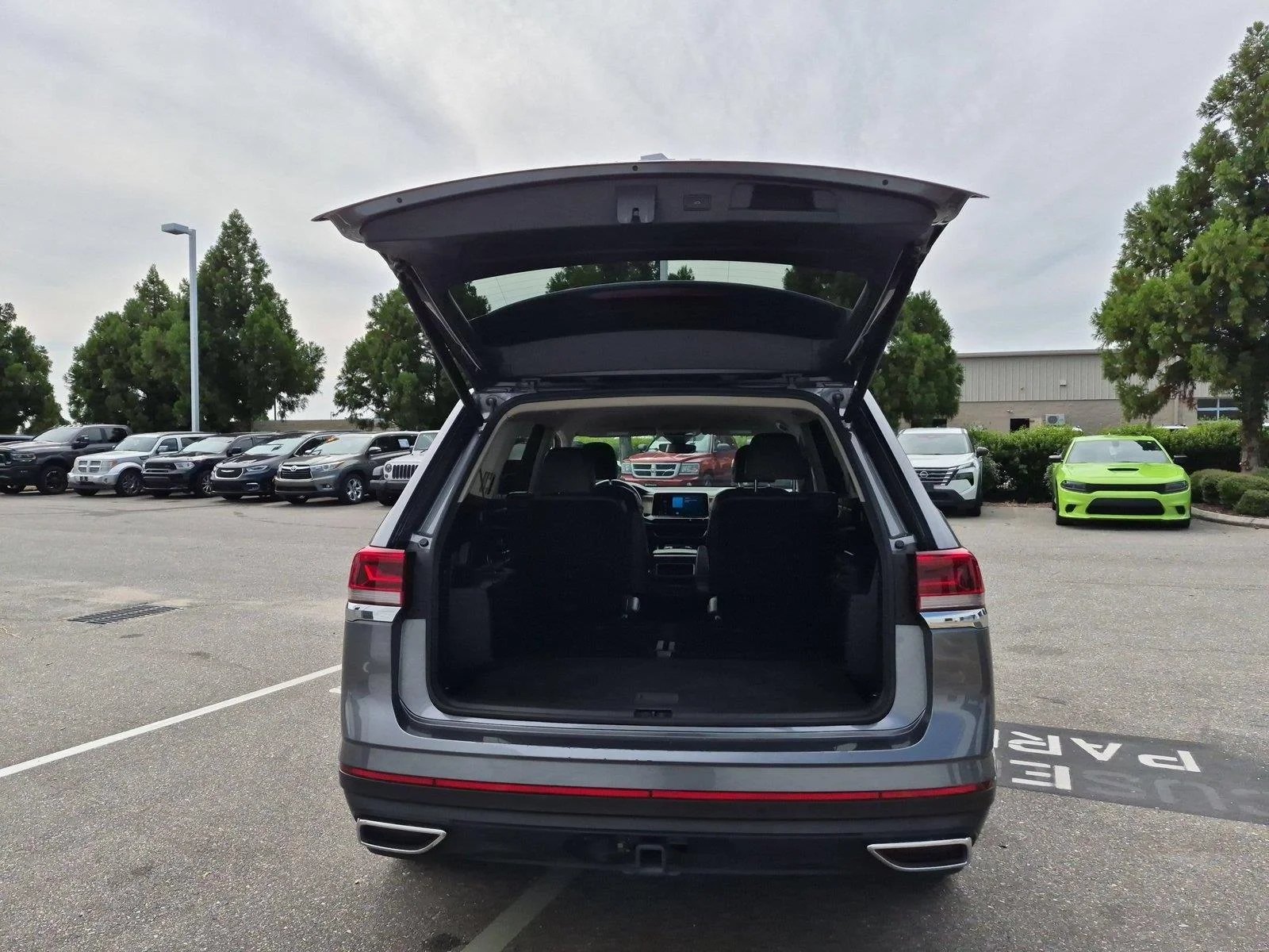 Used 2024  Volkswagen 2.0T SE w/Technology image 31