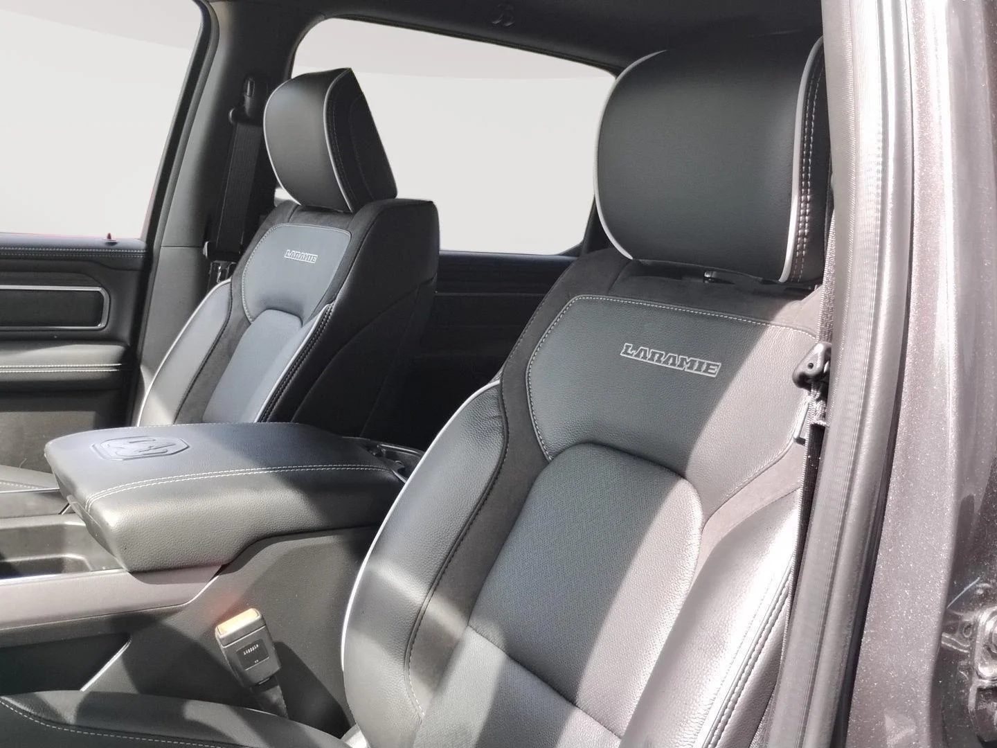 New 2026 Granite Crystal Metallic Clear-Coat Exterior Paint RAM Laramie image 15
