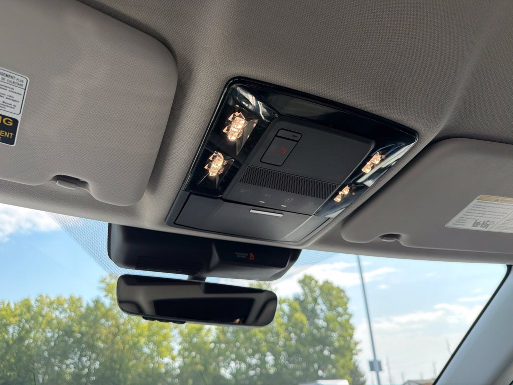 Used 2025  Mitsubishi SE image 13