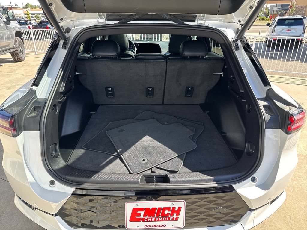 Used 2025 Iridescent Pearl Tricoat Chevrolet RS image 23