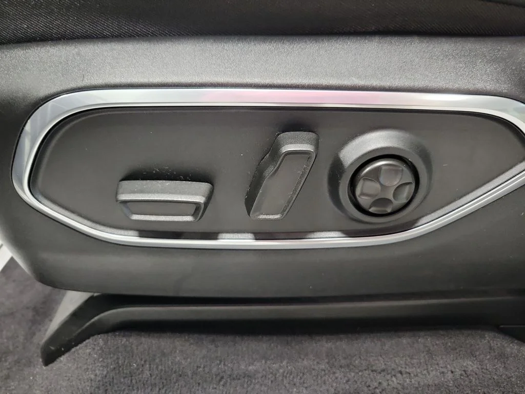 Used 2023 White Jeep Series II image 37