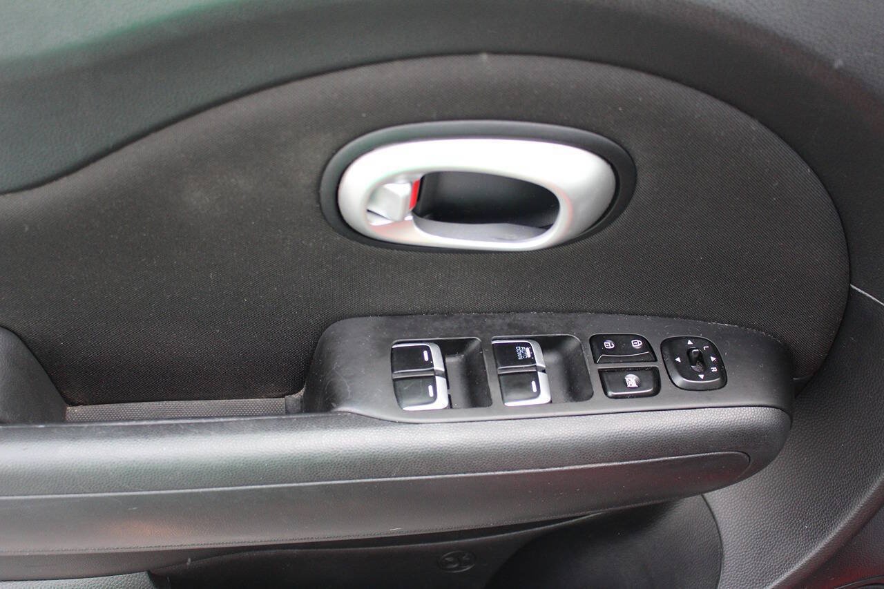 Used 2019 Inferno Red Kia Base 4dr Crossover 6A image 11