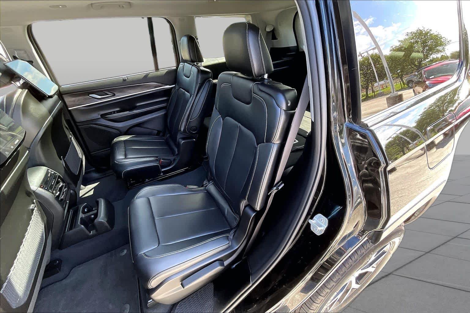 Used 2024 Diamond Black Crystal Pearlcoat Jeep Limited image 19